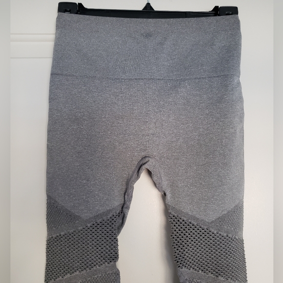 Fabletics Mosaic high waisted 7/8 leggings in grey size XS - Picture 4 of 16
